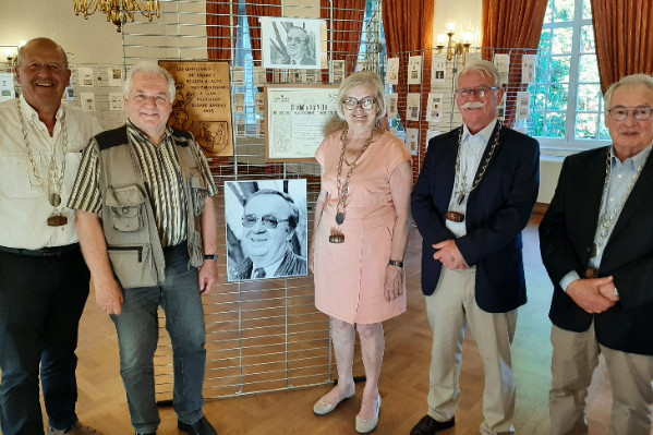 Des milliers d'étiquettes de vin collectionnées par un inspecteur des Fraudes