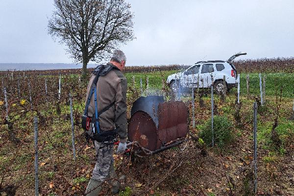 L'exosquelette Symbo séduit dans le vignoble : 'il soulage très bien le dos'