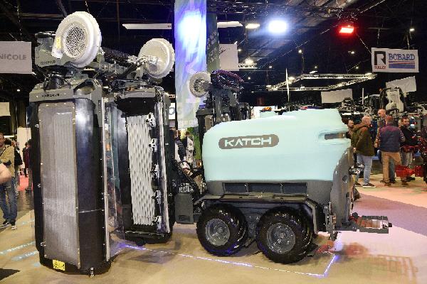 Quatre pulvérisateurs viticoles dans le vent