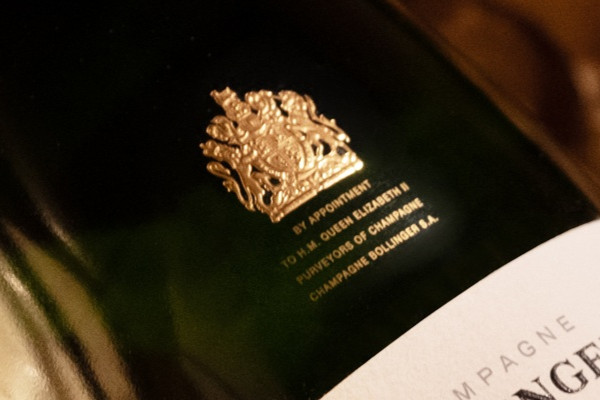 Charles III sélectionne 6 champagnes, 1 cognac, 1 porto et 1 vin effervescent anglais