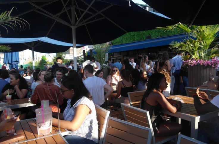 Les jeunes consommateurs de vins détrônent les boomers : entre curiosité, attentes et malentendus