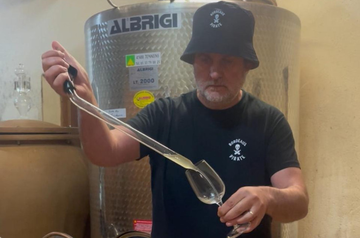 Arracher ? Plutôt prêter la vigne et son matériel à une jeune pour l'installer propose ce vigneron